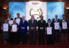 Ministra de Educación, Anabella Giracca, y presidente de la República, Bernardo Arévalo, entregan la Orden Francisco Marroquín 2026 en el Palacio Nacional de la Cultura.