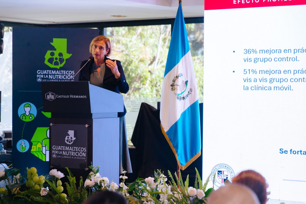 Dra. Sophia Aguirre presentando resultados de Guatemaltecos por la Nutrición. Foto: Cortesía Guatemaltecos por la Nutrición.