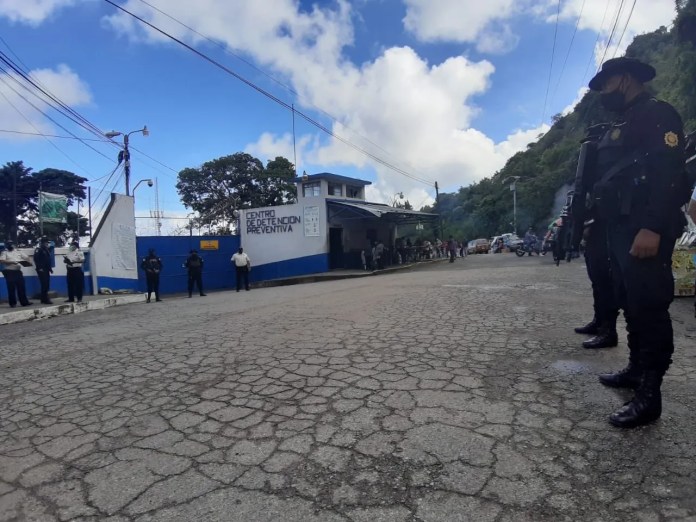 Ef39RFVXsAIdTTf (1) Autoridades del Sistema Penitenciario descartan un motín en el preventivo de la zona 18 tras apasiguar una disputa entre dos reos.