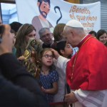 León XIV saluda a algunos niños, que le han entregado obsequios como un bastón para invidentes o una carta en Madrid, España.