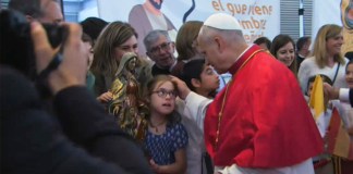 León XIV saluda a algunos niños, que le han entregado obsequios como un bastón para invidentes o una carta en Madrid, España.