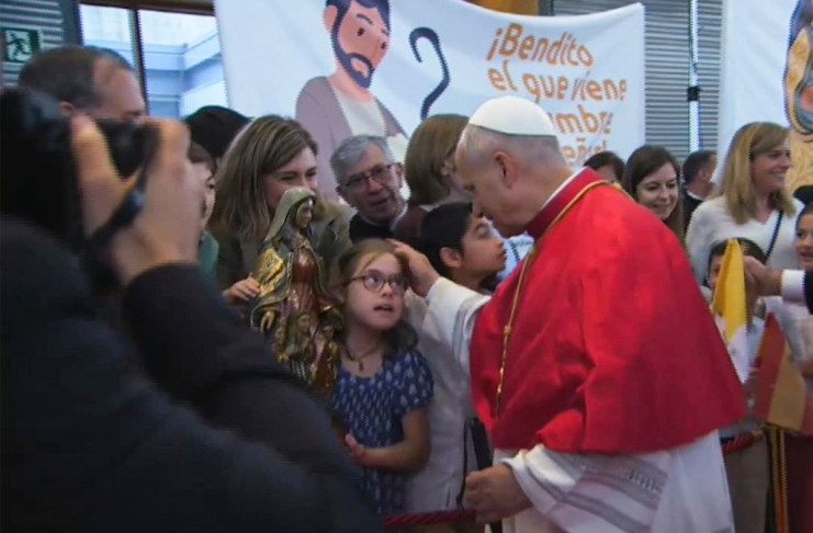 León XIV saluda a algunos niños, que le han entregado obsequios como un bastón para invidentes o una carta en Madrid, España.