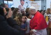 El Papa agradece el compromiso activo de España con la paz al inicio de emblemática visita León XIV saluda a algunos niños, que le han entregado obsequios como un bastón para invidentes o una carta en Madrid, España.