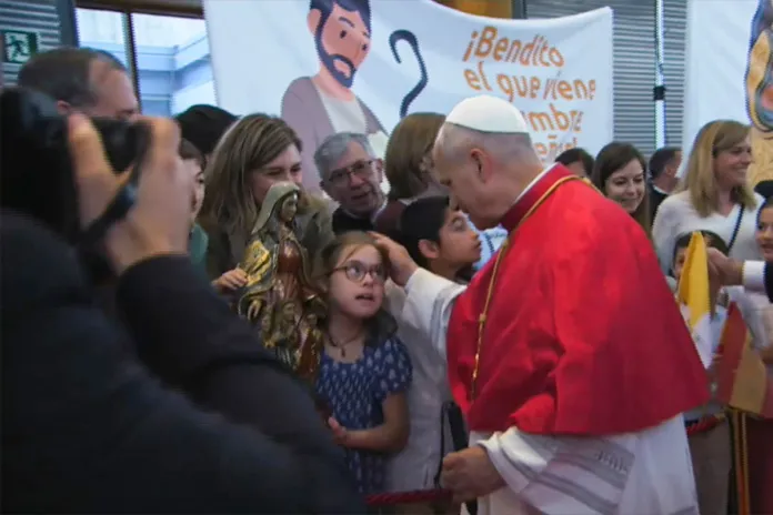 El Papa León XIV en España León XIV saluda a algunos niños, que le han entregado obsequios como un bastón para invidentes o una carta en Madrid, España.