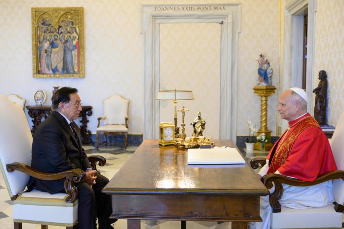 El papa recibe en audiencia al presidente interino de Perú, José María Balcázar Zelada, que se encuentra de gira por Europa El papa León XIV recibe en audiencia al presidente interino de Perú, José María Balcázar Zelada en el Vaticano, en el marco de la gira del mandatario latinoamericano por Europa.