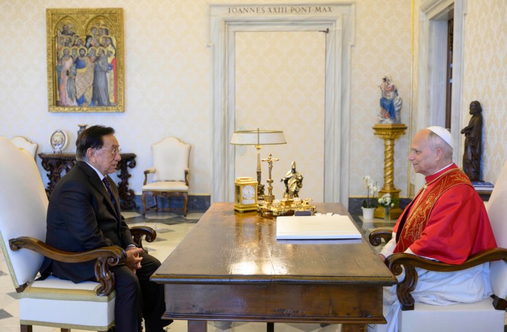 El papa León XIV recibe en audiencia al presidente interino de Perú, José María Balcázar Zelada en el Vaticano, en el marco de la gira del mandatario latinoamericano por Europa.