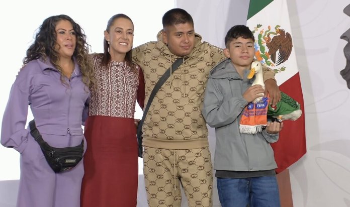 El pato Merlin la mascota no oficial del Mundial 2026 se reune con Sheinbaum en La Mananera El pato Merlín, la mascota no oficial del Mundial 2026, se reúne con Sheinbaum en La Mañanera
