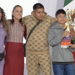 El pato Merlín, la mascota no oficial del Mundial 2026, se reúne con Sheinbaum en La Mañanera