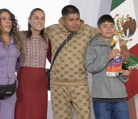 El pato Merlín, la mascota no oficial del Mundial 2026, se reúne con Sheinbaum en La Mañanera
