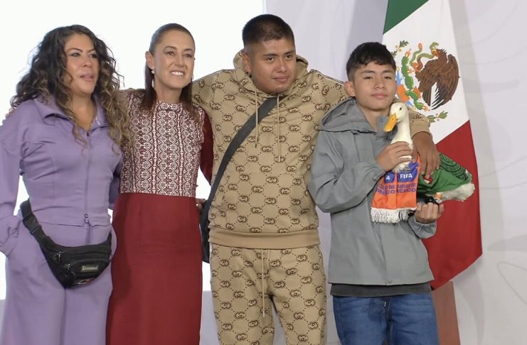 El pato Merlín, la mascota no oficial del Mundial 2026, se reúne con Sheinbaum en La Mañanera
