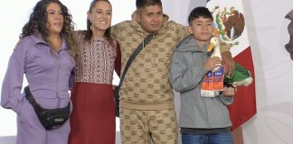 El pato Merlín, la mascota no oficial del Mundial 2026, se reúne con Sheinbaum en La Mañanera El pato Merlín, la mascota no oficial del Mundial 2026, se reúne con Sheinbaum en La Mañanera