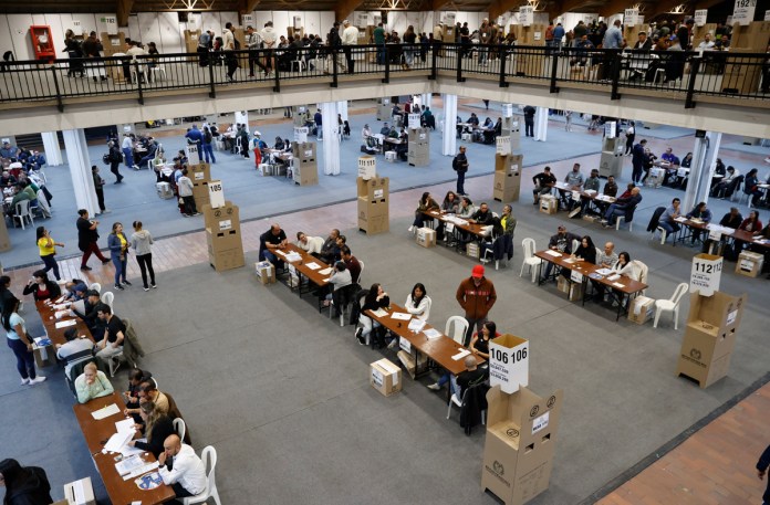 Personas votan durante la jornada electoral del pasado domingo en Bogotá (Colombia).