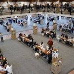 Personas votan durante la jornada electoral del pasado domingo en Bogotá (Colombia).