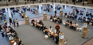 Personas votan durante la jornada electoral del pasado domingo en Bogotá (Colombia).