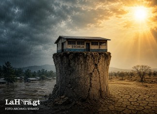Entre olas de calor y tormentas: la educación queda expuesta ante cambio climático Imagen de una escuela sobre un pilar. Por un lado, está rodeada de inundaciones, y del otro de un terreno árido y caluroso.