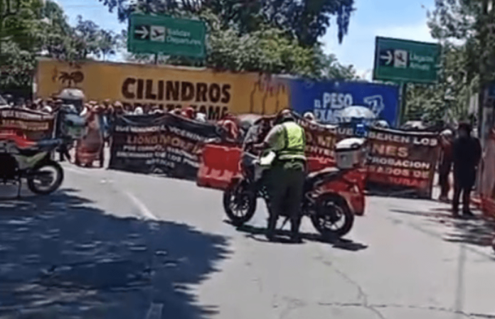 Esto se sabe del bloqueo que afecta el ingreso al Aeropuerto Internacional La Aurora