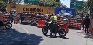 Esto se sabe del bloqueo que afecta el ingreso al Aeropuerto Internacional La Aurora Esto se sabe del bloqueo que afecta el ingreso al Aeropuerto Internacional La Aurora