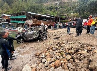 Extracción de vehículo que cayó a la Laguna de Ayarza. Foto La Hora: Bomberos Volunta