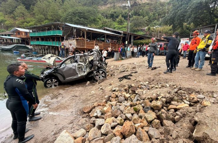 Extracción de vehículo que cayó a la Laguna de Ayarza. Foto La Hora: Bomberos Volunta
