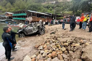 Extraen vehículo que cayó a la Laguna de Ayarza, pero siguen sin encontrar al piloto