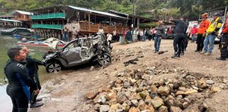 Extraen vehículo que cayó a la Laguna de Ayarza, pero siguen sin encontrar al piloto Extracción de vehículo que cayó a la Laguna de Ayarza. Foto La Hora: Bomberos Volunta