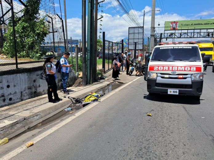 Fallecido km 15 ca9 Un carril de la ruta CA-9 con dirección a la capital se ha cerrado por el accidente que dejó un motorista fallecido, informó la PMT de Villa Nueva