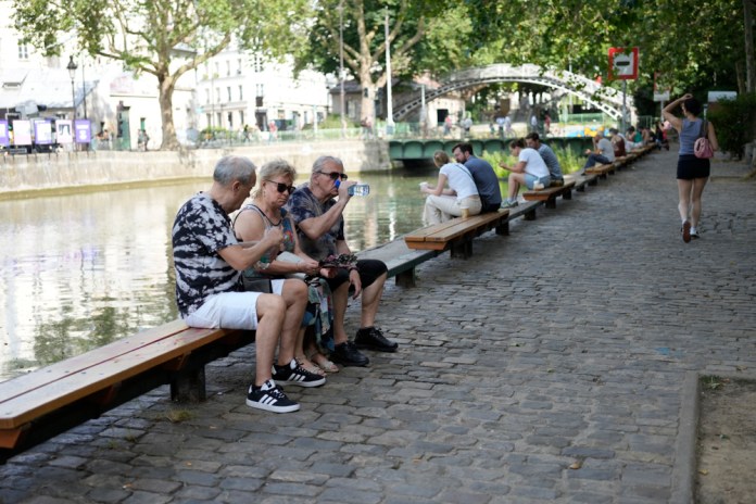 Los franceses viven este martes como uno de los días más calurosos. Foto La Hora: EFE