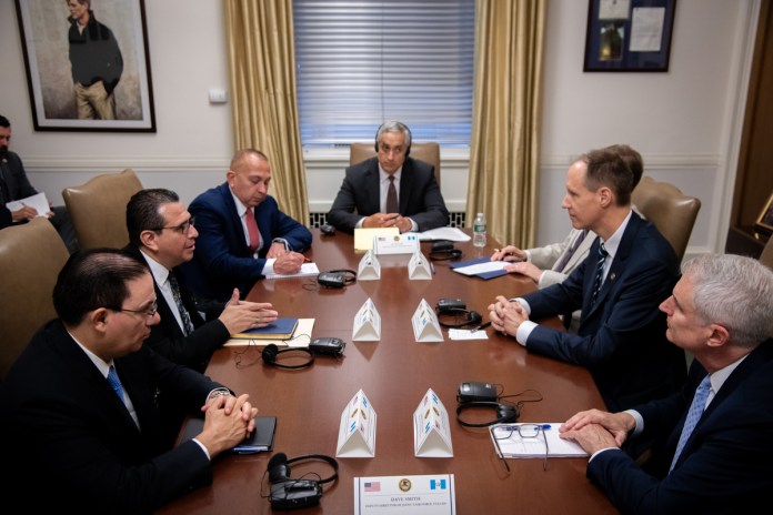 El fiscal general Gabriel García Luna y el ministro de Gobernación Marco Antonio Villeda ayer en reuniones con el Departamento de Justicia. Foto La Hora: División Criminal del Departamento de Justicia.