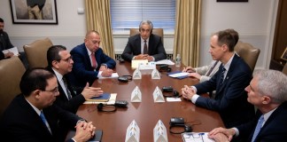 El fiscal general Gabriel García Luna y el ministro de Gobernación Marco Antonio Villeda ayer en reuniones con el Departamento de Justicia. Foto La Hora: División Criminal del Departamento de Justicia.