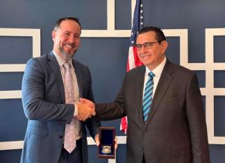 García Luna recibe reconocimiento de agencia de EE. UU. por cooperación interinstitucional El fiscal general Gabriel García Luna y Ricardo Mayoral, director de Operaciones Internacionales de HSI, este jueves. Foto La Hora: MP.