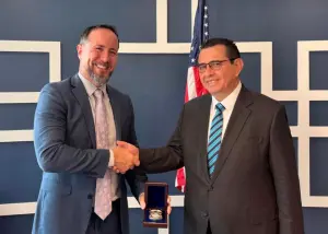 García Luna recibe reconocimiento de agencia de EE. UU. por cooperación interinstitucional