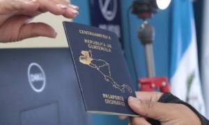 Guatemala prepara el lanzamiento del pasaporte electrónico con plan piloto en 2027