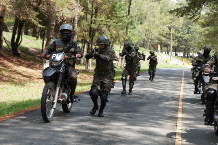 HKP-sFjXwAI1CsW El presidente Bernardo Arévalo llamó a los nuevos elementos graduados del ejército a prepararse para nuevos flagelos y problemáticas en el país.