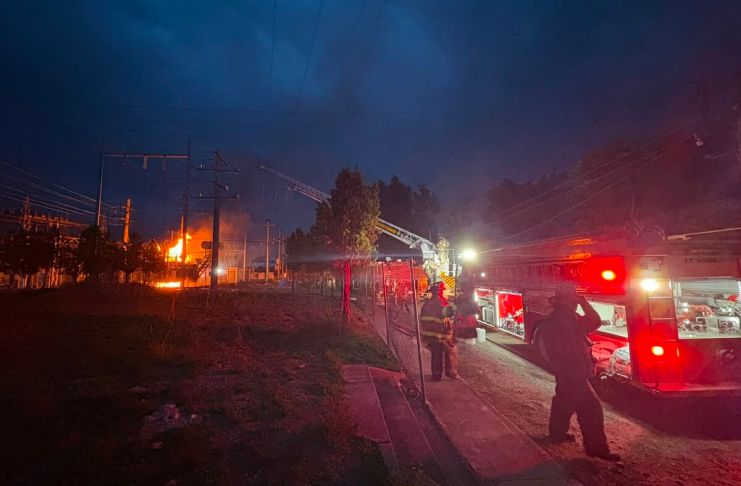 Incendio en subestación del INDE deja sin energía a varios municipios de Huehuetenango Un incendio registrado la tarde de este domingo en la Subestación Huehuetenango del Instituto Nacional de Electrificación (INDE) provocó la interrupción del servicio eléctrico en varios municipios del departamento.