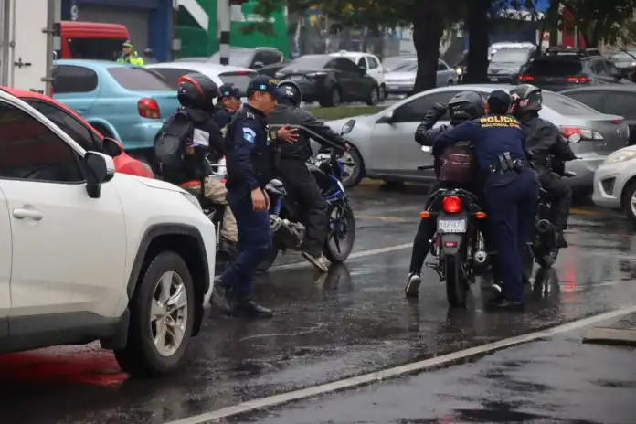 semaforo seguro pnc Bernardo Arevalo “Los semáforos no son cancha libre para llegar y cometer delitos
