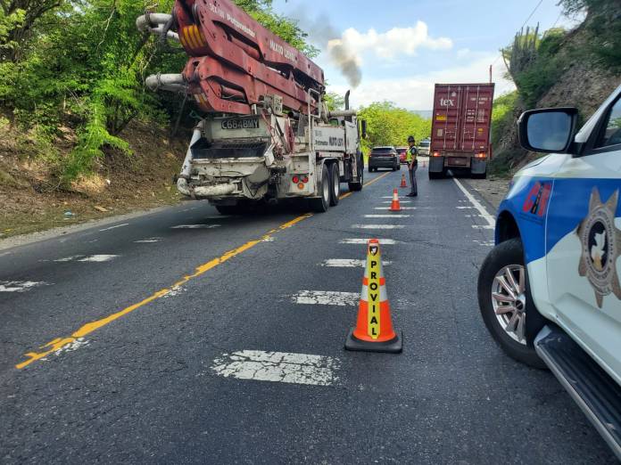 Provial resguarda carril por tráiler averiado en el km 106 de ruta al Atlántico. Foto: Provial.
