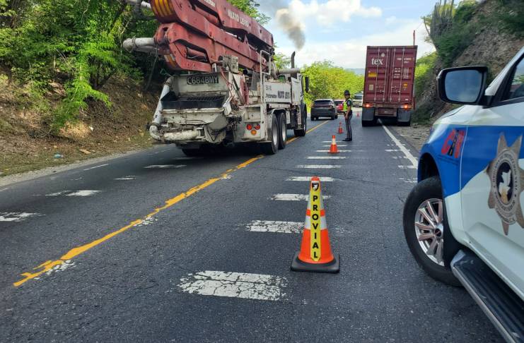 Provial resguarda carril por tráiler averiado en el km 106 de ruta al Atlántico. Foto: Provial.