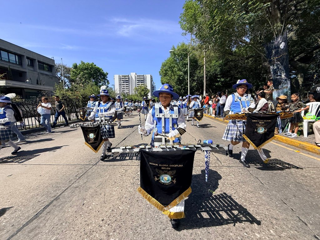 El Instituto Belén formó parte del festejo y animó la actividad con sus melodías durante el trayecto. Foto La Hora: Ejército de Guatemala