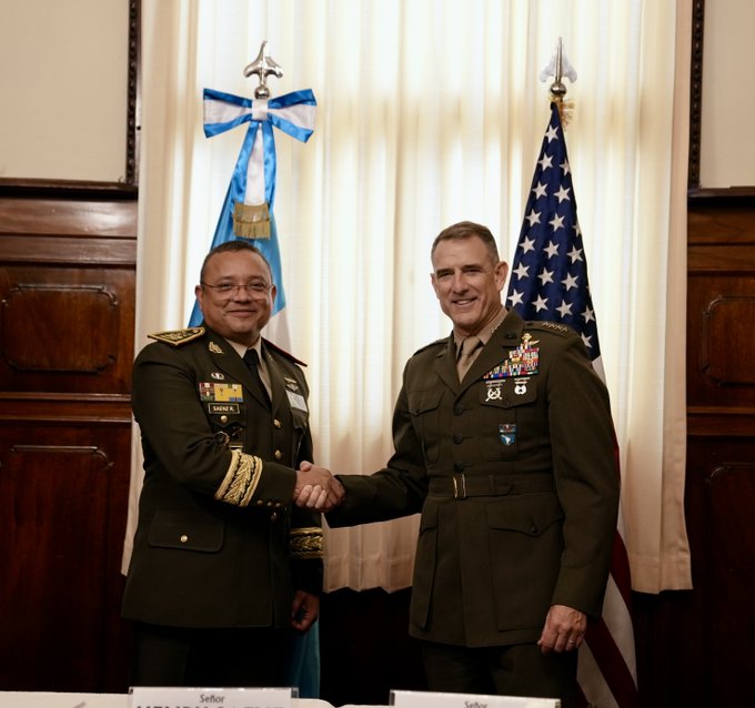El ministro de la Defensa Nacional, Henry Sáenz, con el jefe del Comando Sur de EE. UU., Francis Donovan. Foto La Hora: Comando Sur de EE. UU.