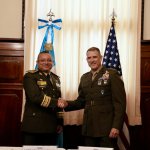 El ministro de la Defensa Nacional, Henry Sáenz, con el jefe del Comando Sur de EE. UU., Francis Donovan. Foto La Hora: Comando Sur de EE. UU.