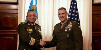 Jefe del Comando Sur de EE. UU. está en Guatemala por el combate a cárteles y el narcoterrorismo El ministro de la Defensa Nacional, Henry Sáenz, con el jefe del Comando Sur de EE. UU., Francis Donovan. Foto La Hora: Comando Sur de EE. UU.
