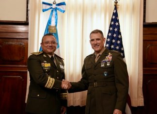 Jefe del Comando Sur de EE. UU. está en Guatemala por el combate a cárteles y el narcoterrorismo El ministro de la Defensa Nacional, Henry Sáenz, con el jefe del Comando Sur de EE. UU., Francis Donovan. Foto La Hora: Comando Sur de EE. UU.