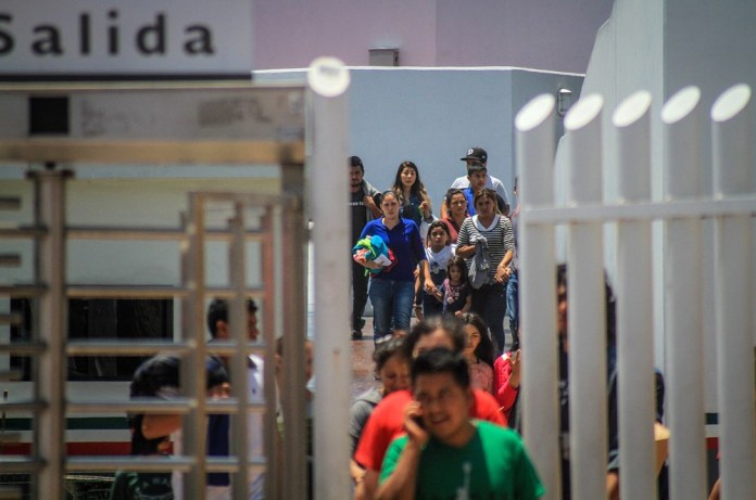 El fallo también prohíbe a ICE mantener a los detenidos a los inmigrantes en sus instalaciones de registros de forma prolongada. Foto La Hora: EFE
