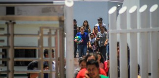 Juez federal extiende a todo EE.UU. la prohibición de arrestos del ICE en cortes de inmigración El fallo también prohíbe a ICE mantener a los detenidos a los inmigrantes en sus instalaciones de registros de forma prolongada. Foto La Hora: EFE