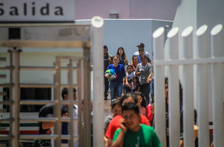 Juez federal extiende a todo EE.UU. la prohibición de arrestos del ICE en cortes de inmigración El fallo también prohíbe a ICE mantener a los detenidos a los inmigrantes en sus instalaciones de registros de forma prolongada. Foto La Hora: EFE