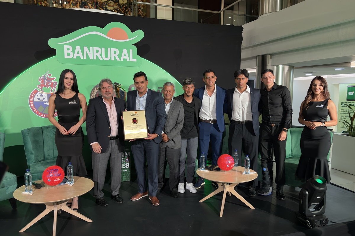 Representantes de Banrural otorgando reconocimiento a representantes de Club Social y Deportivo Municipal. Foto: La Hora/José Orozco.