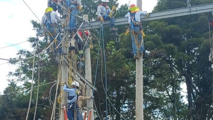 INDE ENERGIA HUEHUE El INDE normalizó el 100% del suministro eléctrico en Huehuetenango y Quiché tras los trabajos de reparación en la red regional. Foto La Hora: Empresa Eléctrica Municipalidad de Huehuetenango