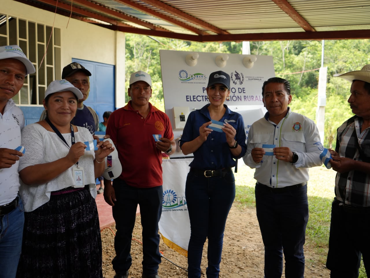 Dos comunidades ubicadas en Cobán recibirán energía eléctrica. Los proyectos fueron inaugurados el miércoles y jueves de esta semana.Foto La Hora: INDE