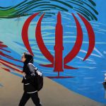 El acuerdo alcanzado entre Estados Unidos e Irán para empezar a poner fin a la guerra no dejó apretón de manos, foto solemne ni firma en una sala con banderas.