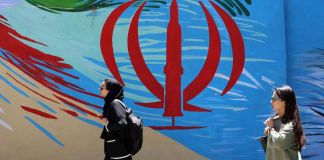 El acuerdo alcanzado entre Estados Unidos e Irán para empezar a poner fin a la guerra no dejó apretón de manos, foto solemne ni firma en una sala con banderas.
